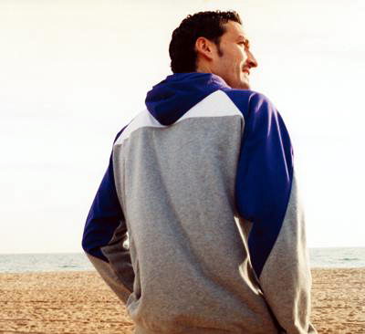 El jugador del FC Barcelona, Zambrotta fotografiado por la revista GQ en la playa de Gav Mar (Marzo de 2008)